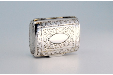 Caixa de Vinagrete em prata e ouro com gravados em ambos os lados do período de George III.